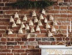 DIY Adventskalender med tygpåsar och träsiffror