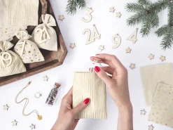 DIY Adventskalender med tygpåsar och träsiffror