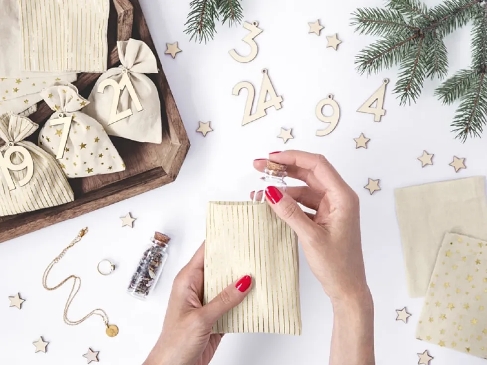 DIY Adventskalender med tygpåsar och träsiffror