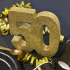 Guldglittrig bordsdekoration 50 år